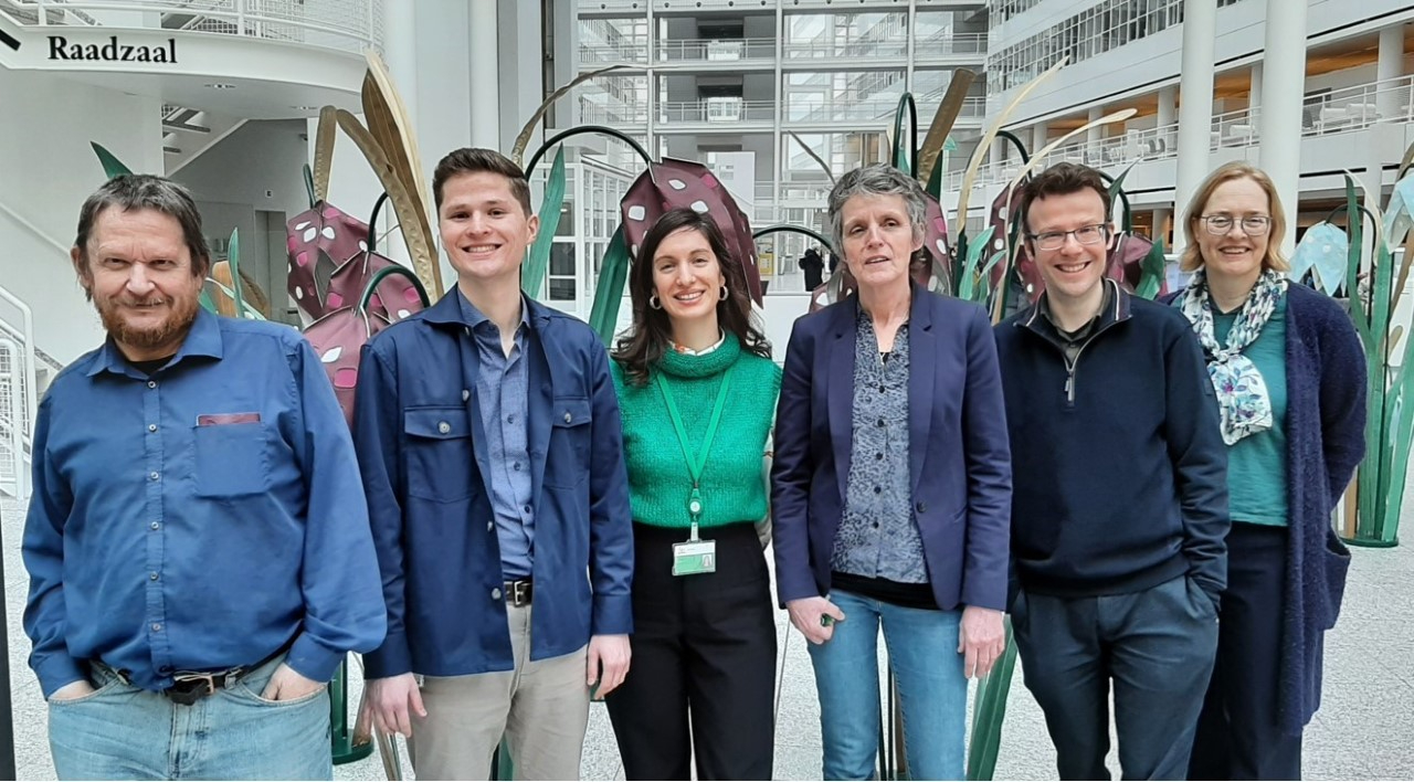 Medewerkers collectie NMI poseren in het atrium van het Haagse stadhuis 2023 foto Rick Hartmann